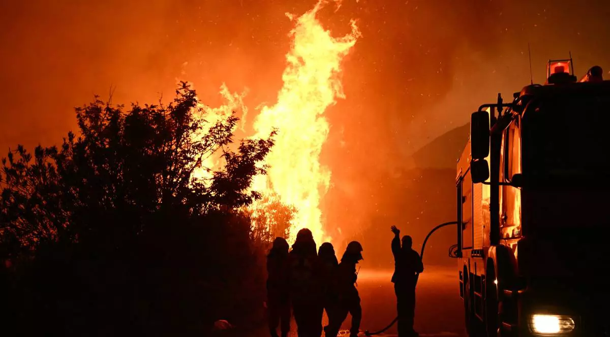 Pompieri din Grecia încercând să stingă un incendiu.