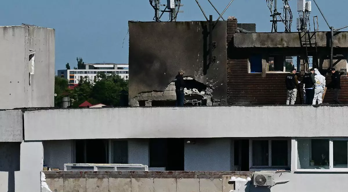 Un bloc de locuințe cu urme de explozie