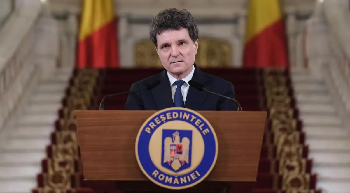 Președintele Nicușor Dan, îmbrăcat cu costum, cămașă albă și cravată albastră, la pupitrul din holul Palatului Cotroceni, la o conferință de presă pe 22 aprilie 2026