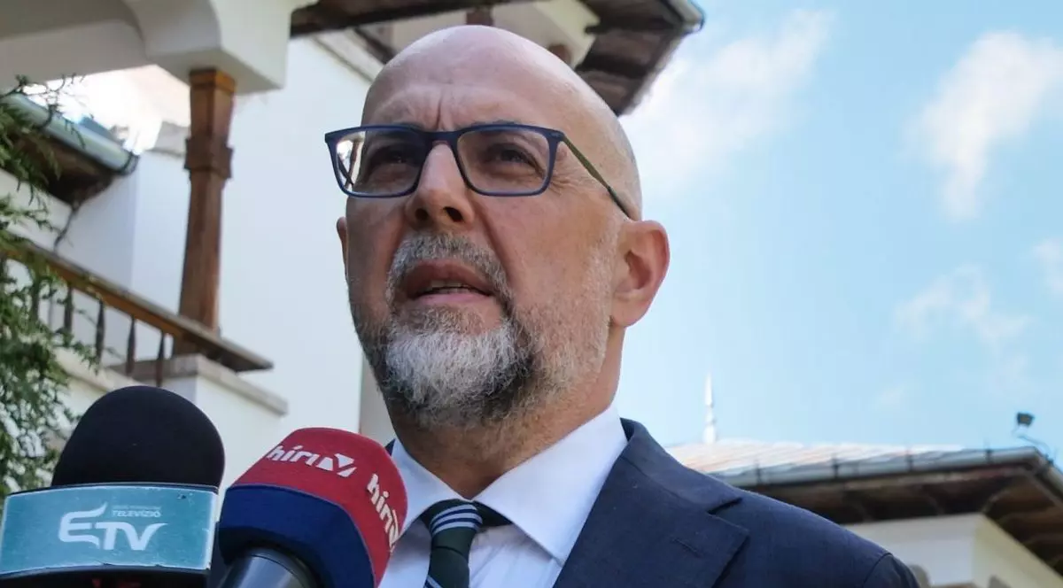 Presedintele UDMR, Kelemen Hunor, sustine declaratii de presa la iesirea de la consultarile cu Presedintele Romaniei, la Palatul Cotroceni, miercuri, 22 aprilie 2026. Fot:o Hepta