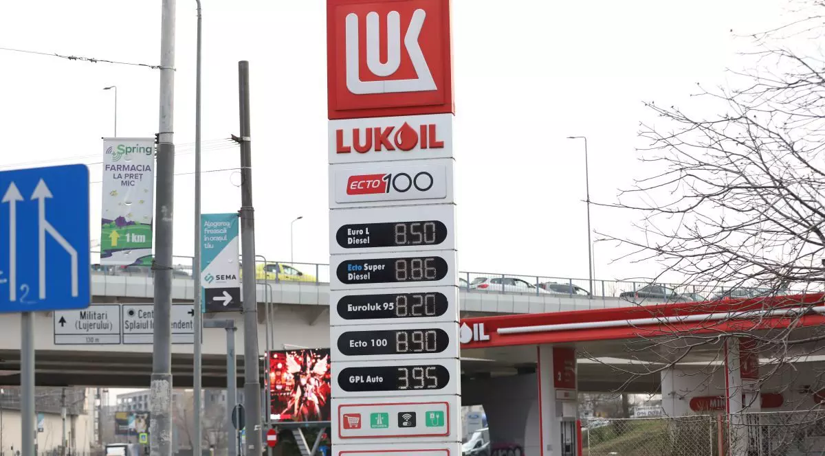 O benzinărie Lukoil care are în față prețurile afișate la carburanți, București, 23 martie 2026