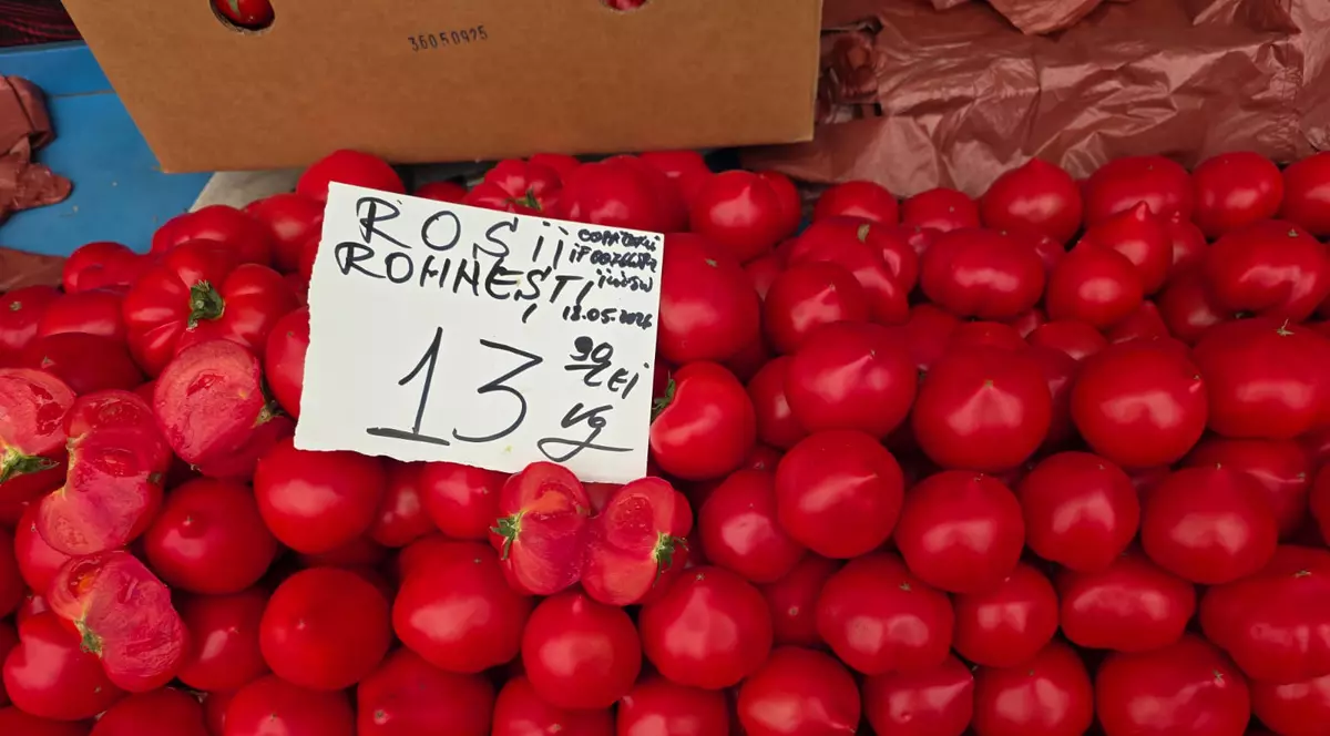 O tarabă din Piața Rahova unde roșiile se vând cu 13,90 lei kilogramul