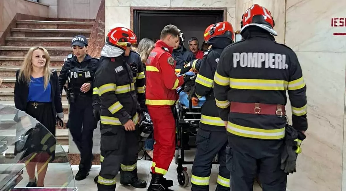 Una dintre puținele imagini făcute în Ministerul Transporturilor - Palatul CFR după ce un lift cu 7 persoane s-a prăbușit. Foto: Surse Libertatea
