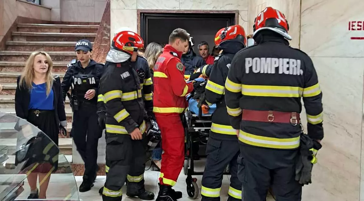 Una dintre puținele imagini făcute în Ministerul Transporturilor - Palatul CFR după ce un lift cu 7 persoane s-a prăbușit. Foto: Surse Libertatea