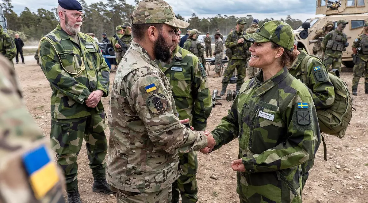 Prințesa Victoria a Suedia se salută cu soldat ucrainean din Batalionul Azov