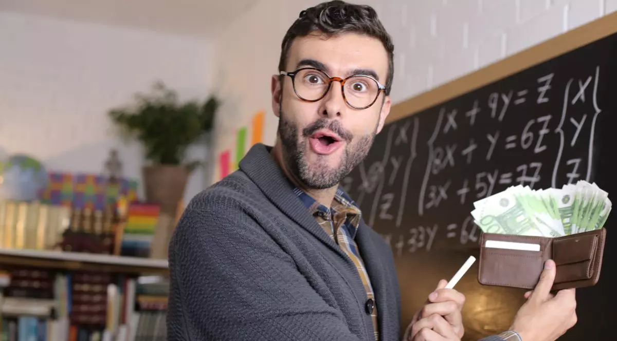 Profesor fericit tine in mana un portofel plin cu bani
