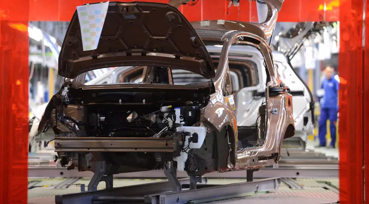 Un angajat lucrează la linia de asamblare a modelului Ford B-Max în fabrica Ford din orașul Craiova