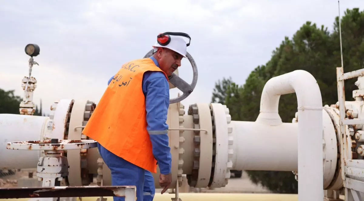 Un muncitor acționează o supapă la Centrala Electrică de Gaze Jandar în timpul începerii livrării de gaze naturale din Azerbaidjan către Siria prin conducta de gaze naturale Turkiye-Siria, pe 9 august 2025