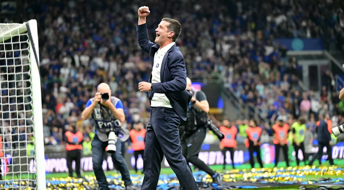Antrenorul principal al echipei Inter Milano, Cristian Chivu, sărbătorește câștigarea celui de-al 21-lea „scudetto” după meciul de fotbal din Serie A dintre Inter Milano și Parma, disputat pe stadionul San Siro din Milano, pe 3 mai,
