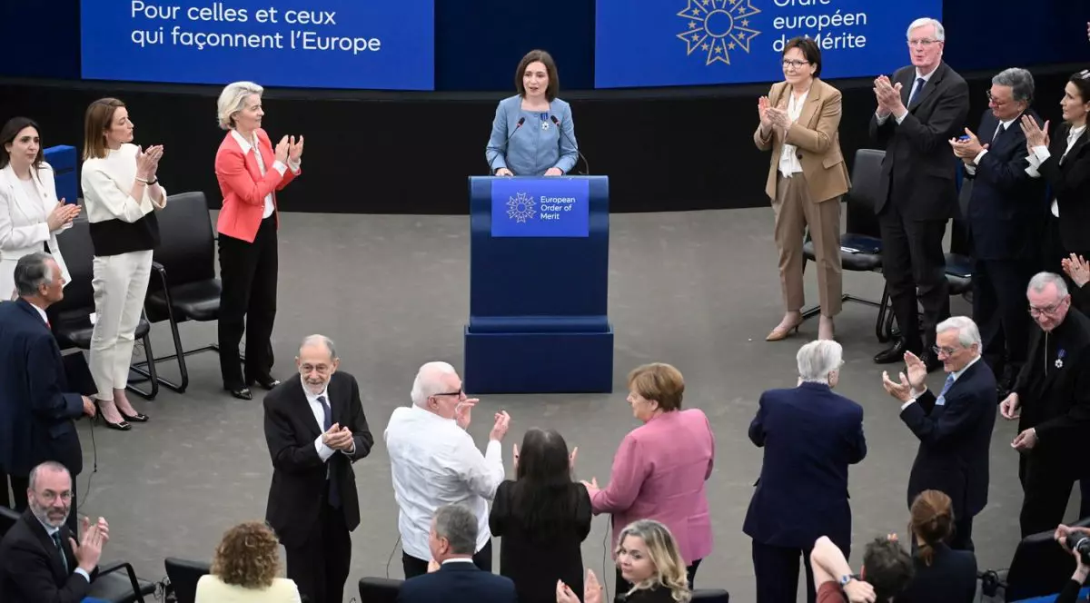 Maia Sandu este aplaudată în picioare de plenul din Parlamentul European, după ce a primit Ordinul European pentru Merit, Strasbourg, Franța, 19 mai 2026