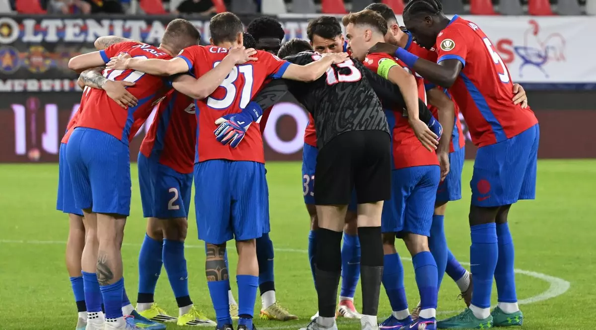 Fotbalistii ros-albastrii printre care Risto Radunovic, Darius Dumitru Olaru si Joyskim Aurélien Dawa Tchakonte se incurajeaza inaintea meciului dintre FCSB si Unirea Slobozia, contand pentru Play out-ul