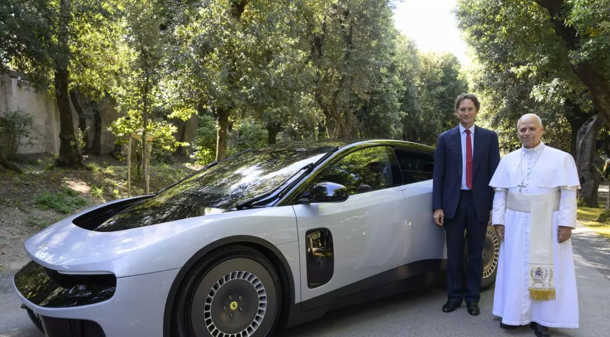 Papa Leon al XIV-lea și președintele Ferrari, John Elkann, pozează lângă primul model complet electric Ferrari, „Luce”, în timpul prezentării mașinii către Papă, la reședința sa din Castel Gandolfo, Vatican, 26 mai 2026