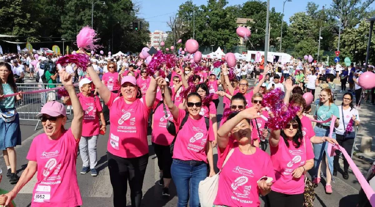Participante la Race for the cure, purtând tricoul roz care simbolizează lupta împotriva cancerului de sân