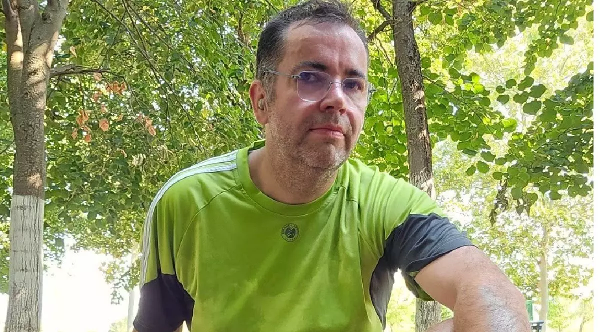 Un barbat in tricoul verde sta dupa alergare. Răzvan Popescu, dupa operație de micșorare a stomacului