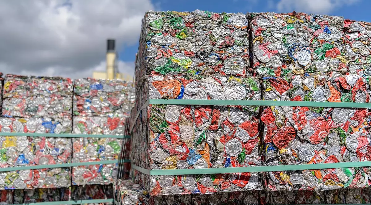 Pachete de sticle și peturi reciclate, iar pe fundal cerul albastru