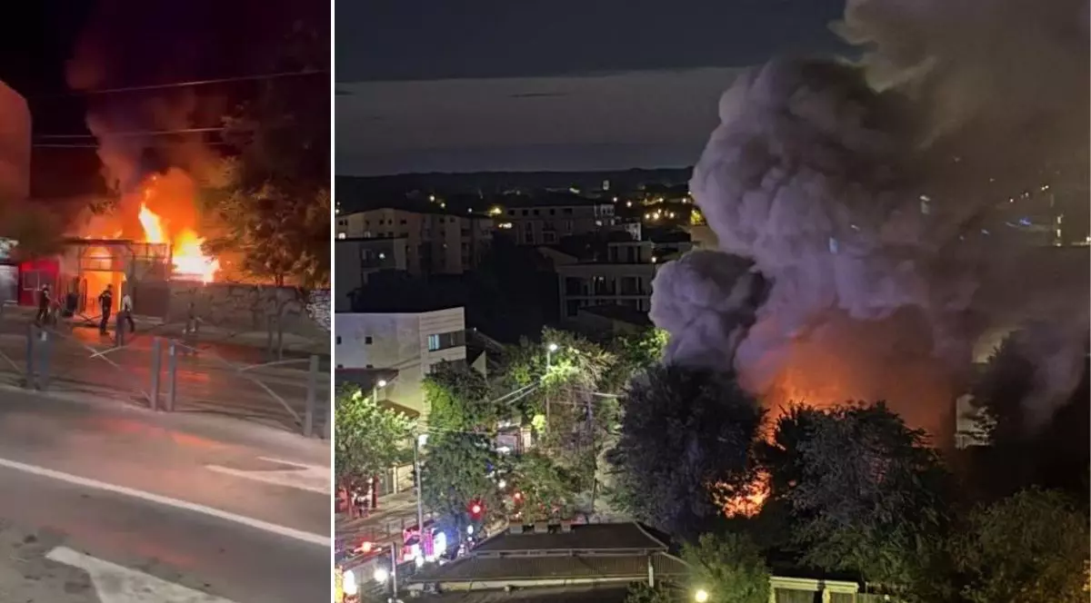 colaj alcătuit din două fotografii realizate pe timp de noapte, ambele surprinzând un incendiu puternic într-o zonă urbană. Fotografia din stânga oferă o perspectivă de la nivelul străzii, unde se observă o șosea cu un marcaj pietonal și un gard metalic, dincolo de care o structură arde violent, eliberând o cantitate mare de fum și flăcări înalte, iar în apropiere stau câteva siluete umane. Fotografia din dreapta prezintă o vedere panoramică de la înălțime, dominată de un nor masiv și dens de fum care se înalță peste copaci și acoperișuri, fiind luminat de la bază de focarul incendiului. Printre copacii și clădirile din planul inferior se pot distinge autospeciale de intervenție cu semnale luminoase pornite, în timp ce pe fundal se conturează clădirile luminate ale orașului, șoseaua colentina, sectorul 2, București