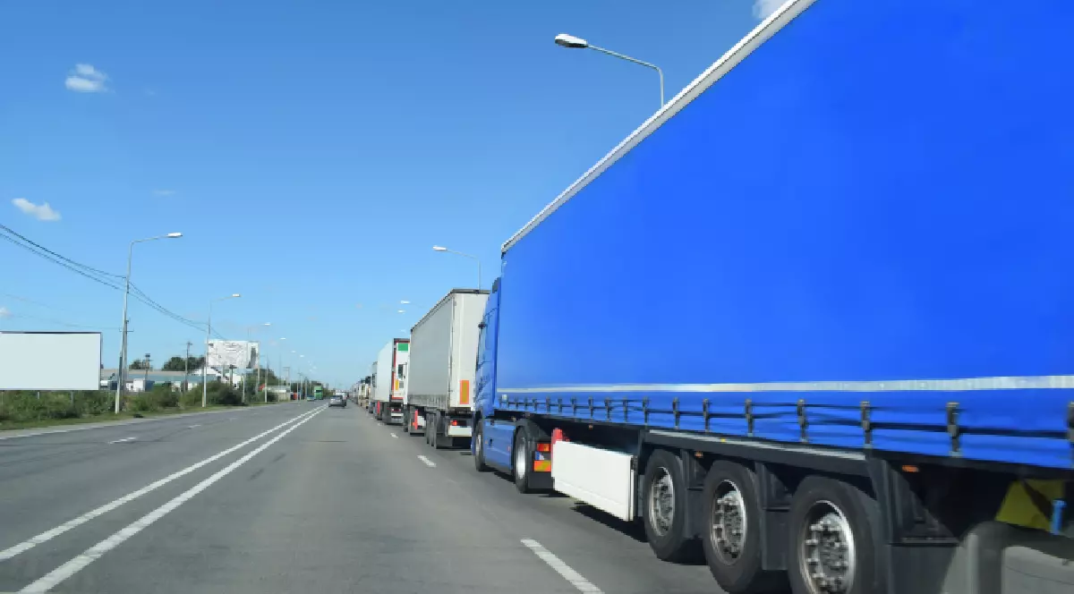 Restricții de circulație pentru vehiculele de peste 7,5 tone. Șir de camioane pe un drum național