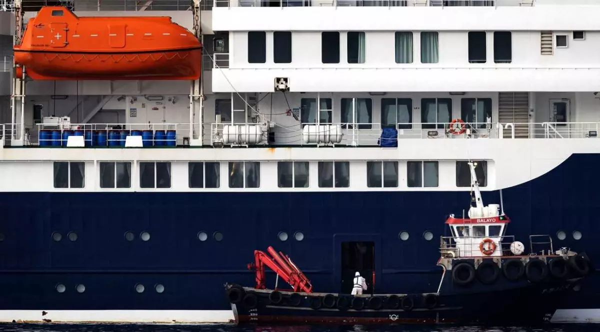 Rezerve aduse la bordul navei de croazieră olandeze Hondius, în portul Granadilla din Tenerife. Foto: Profimedia