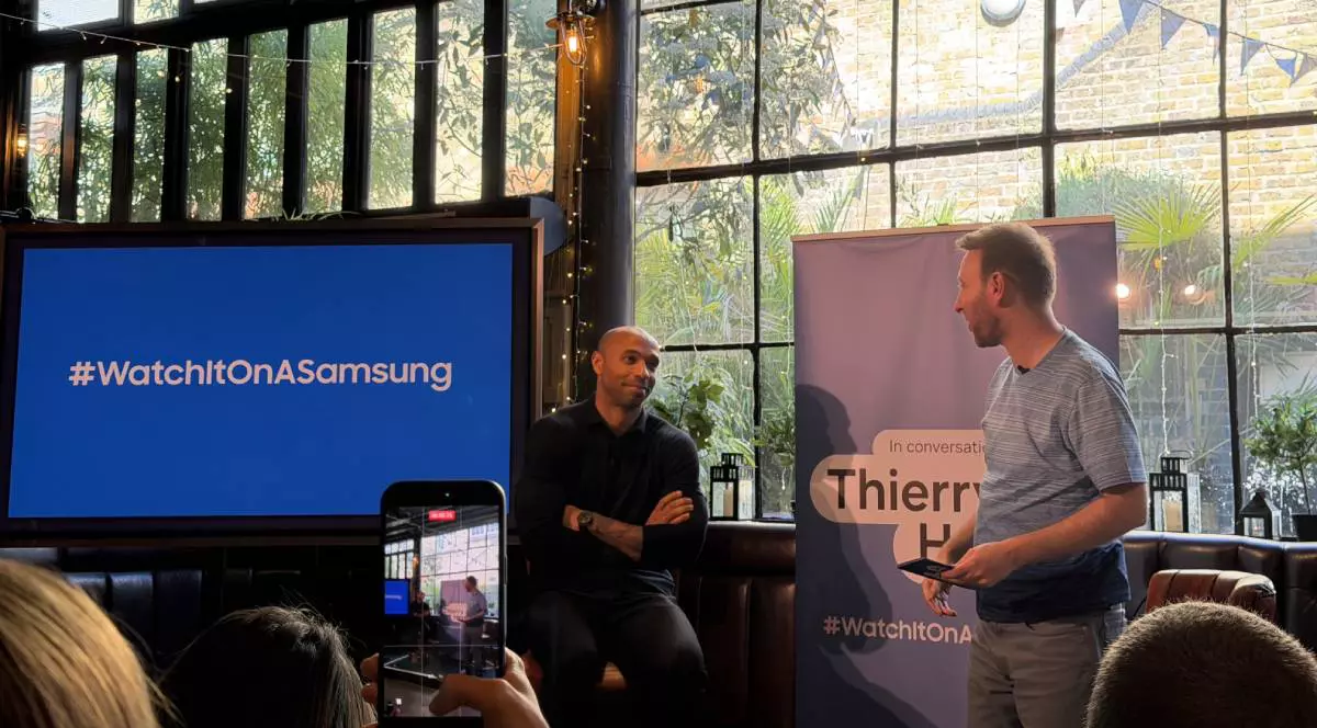 Thierry Henry (stânga) și Ben Jacobs (dreapta) în cadrul unui eveniment Samsung care a avut loc într-un pub londonez.