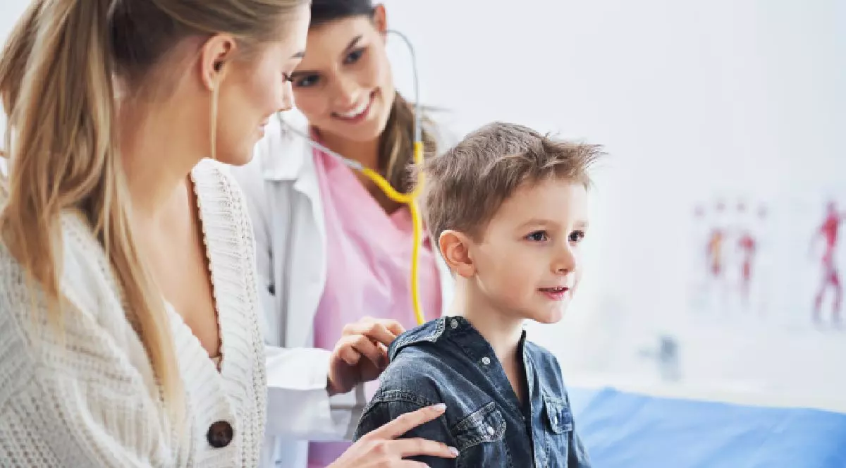 Intr-un cabinet un baietei este consultat de medic. langa el e mama. Scleroza multipla la copil
