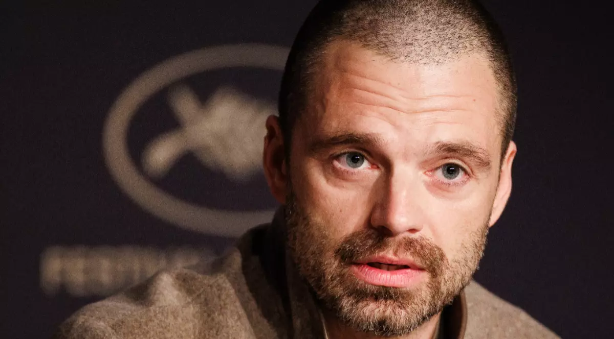 Sebastian Stan în palton bej