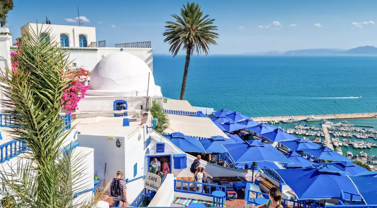 Imagine cu case cu acoperiș albastru din Sidi Bou Said, în Tunisia