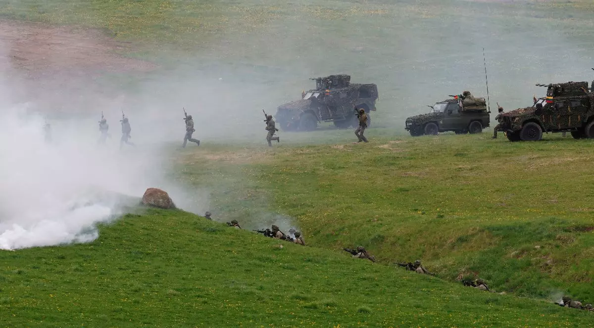 Trupe militare participă la exercițiul militar comun lituano-polonez „Brave Griffin 26/II” în apropiere de satul Akmenynu, districtul Alytus, Lituania, pe 6 mai 2026