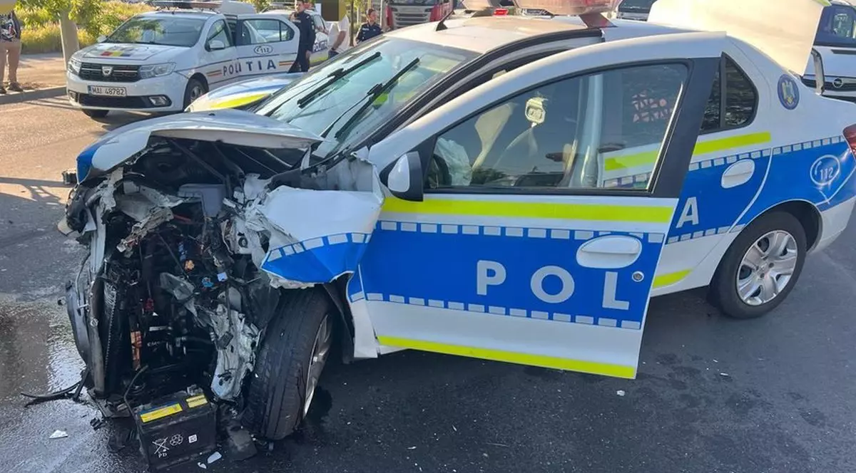 O mașină a poliției lovită în partea din față, după ce a urmărit un șofer care nu a vrut să oprească la semnal, în Craiova, Dolj, 6 mai 2026