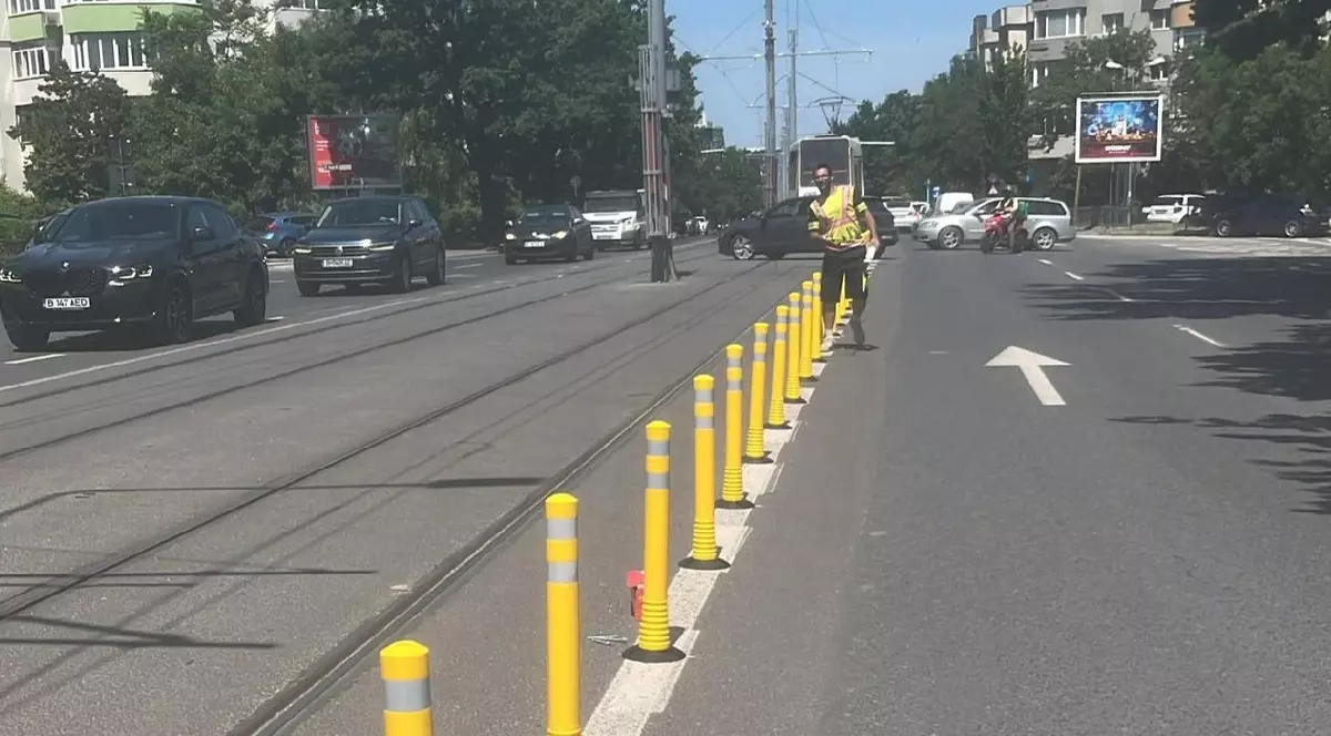Stâlpișori galbeni montați pe linia de tramvai 5, în București