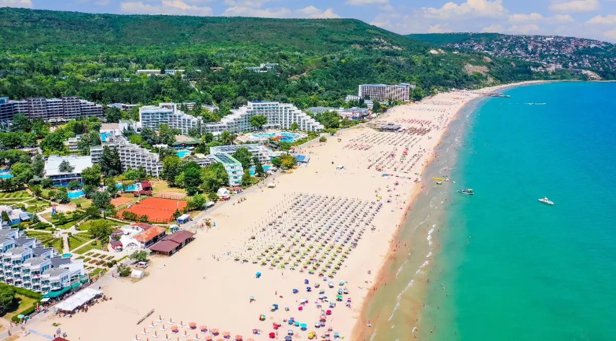 Stațiunea Albena din Bulgaria, hotelurile sunt înconjurate de verdeață, iar șezlongurile sunt așezate pe plaja cu nisip