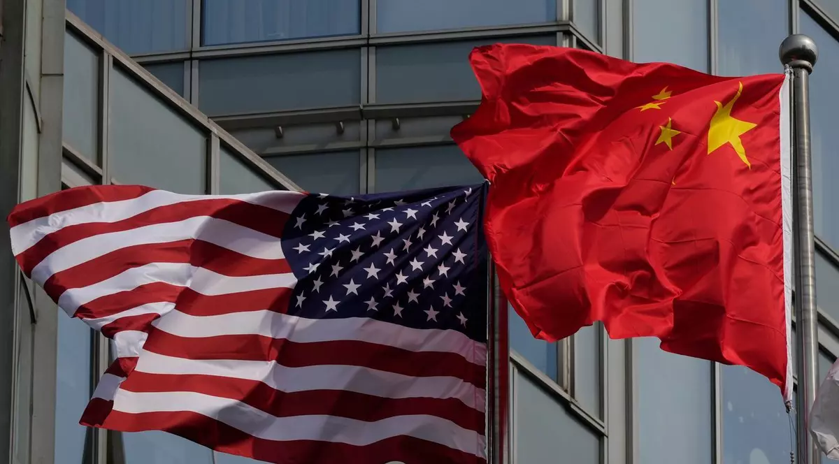 Steagurile SUA (stânga) și Chinei, arborate la hotelul care îl va găzdui pe Donald Trump Foto: Profimedia
