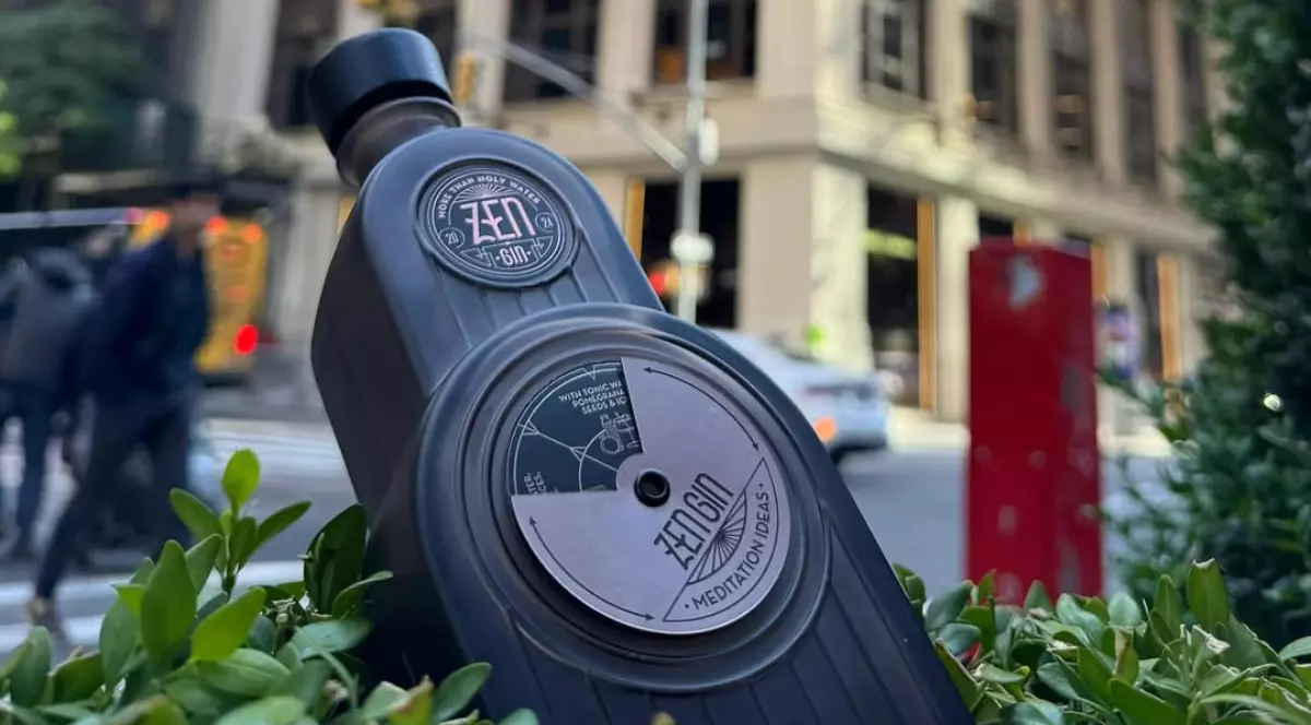 O sticlă de gin fotografiată în centrul orașului New York