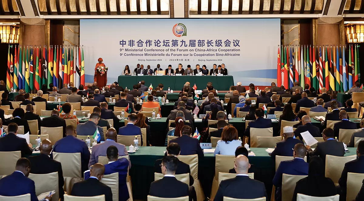 BEIJING, CHINA - 3 SEPTEMBRIE: Ministrul de externe al Senegalului, Yassine Fall, susține un discurs la conferința ministerială a Summitului din 2024 al Forumului pentru Cooperare China-Africa (FOCAC), pe 3 septembrie 2024, la Beijing, China. Forumul diplomatic dintre China și națiunile africane se desfășoară o dată la trei ani și are loc la Beijing în perioada 4-6 septembrie. (Fotografie de Tingshu Wang-Pool/Getty Images)