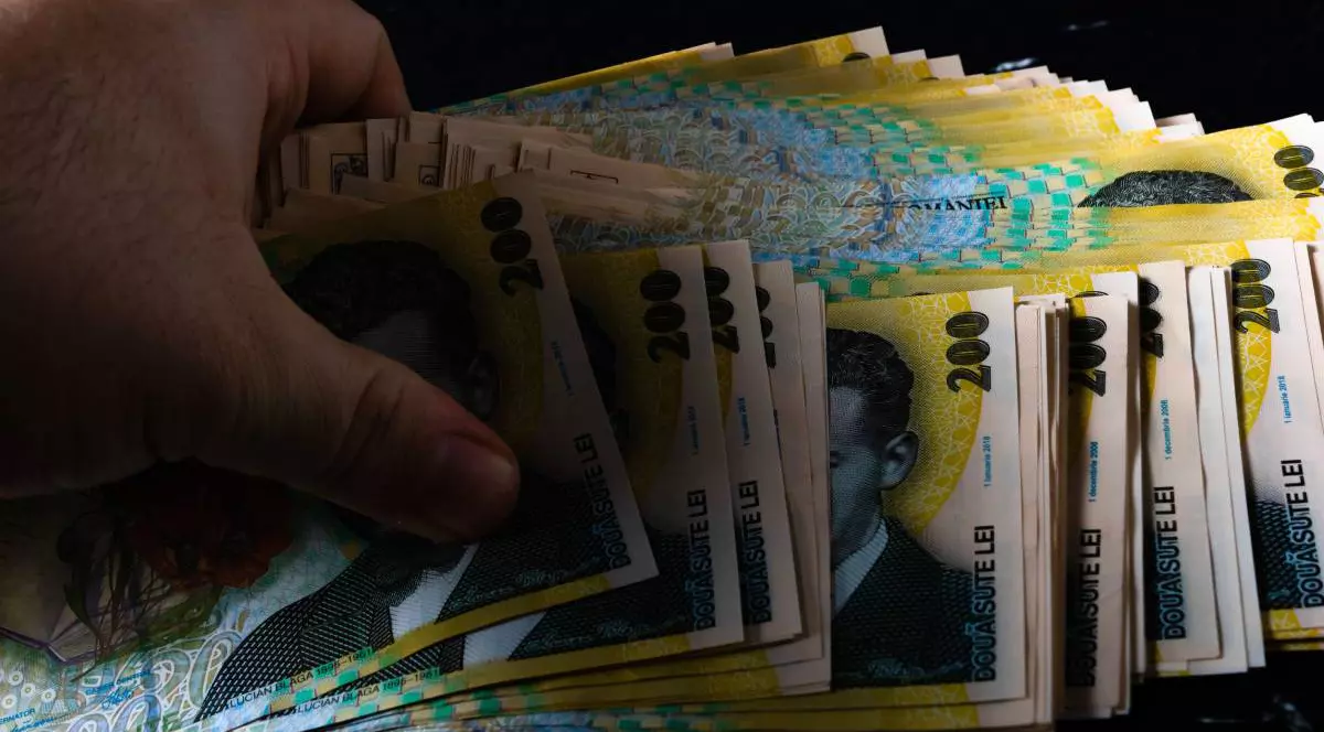 O mana care apuca mai multi bani romanesti, lei