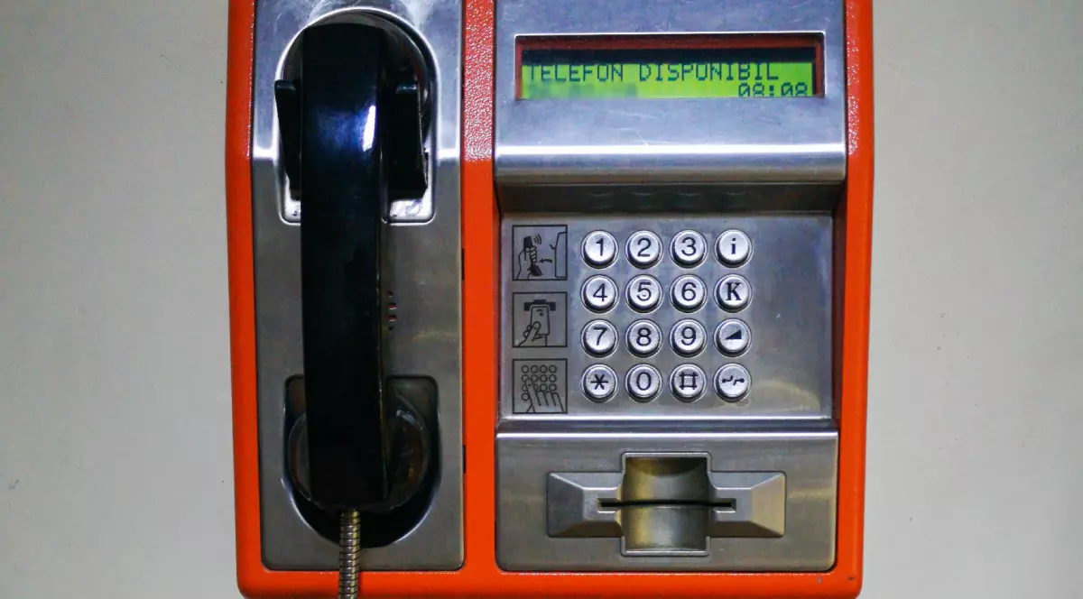Telefon public în România