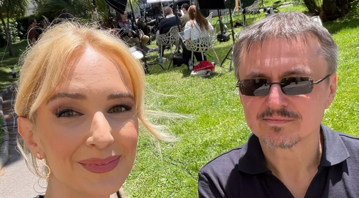Teodora Tompea, prezentatoarea Observatorului de la Antena 1, la Festivalul de Film de la Cannes 2026, alături de Cristian Mungiu