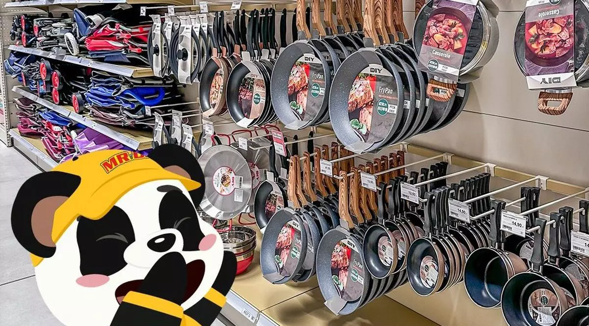Un raft cu tigăi, de la raionul de Bucătărie, din magazinul Mr. DIY deschis în București, Grand Arena Mall, 9 mai 2026
