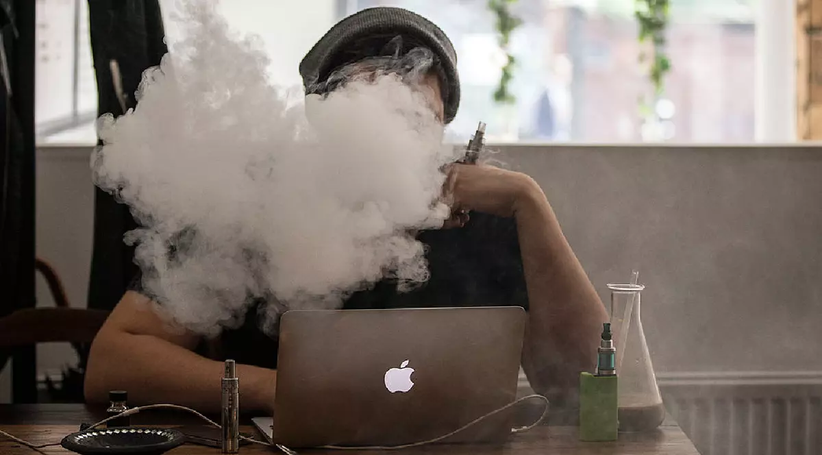Un bărbat fumează o țigară electronică în cafeneaua Vape Lab, pe 27 august 2014, la Londra, Anglia.