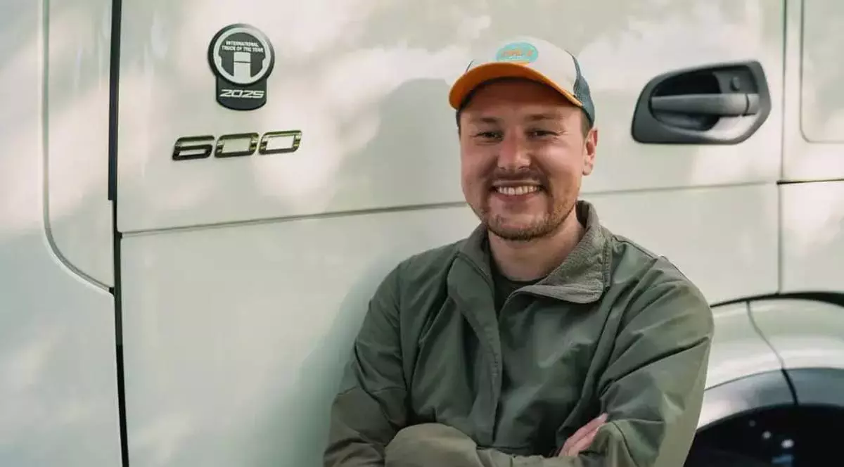 Tobias Wagner, un sofer de tir german, cu mainile impreunate peste piept, cu o sapca pe cap , in timp ce zambeste