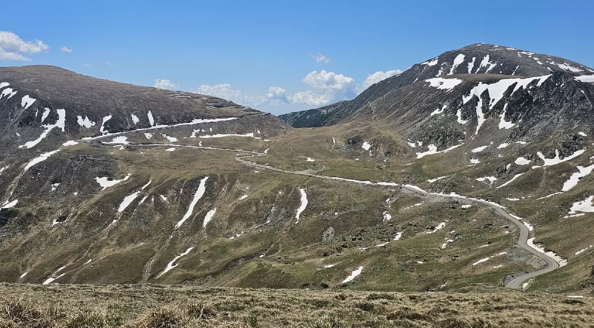 Circulația rutieră pe DN 67C – Transalpina s-a redeschis. pe drum se mai observă urme de zăpadă