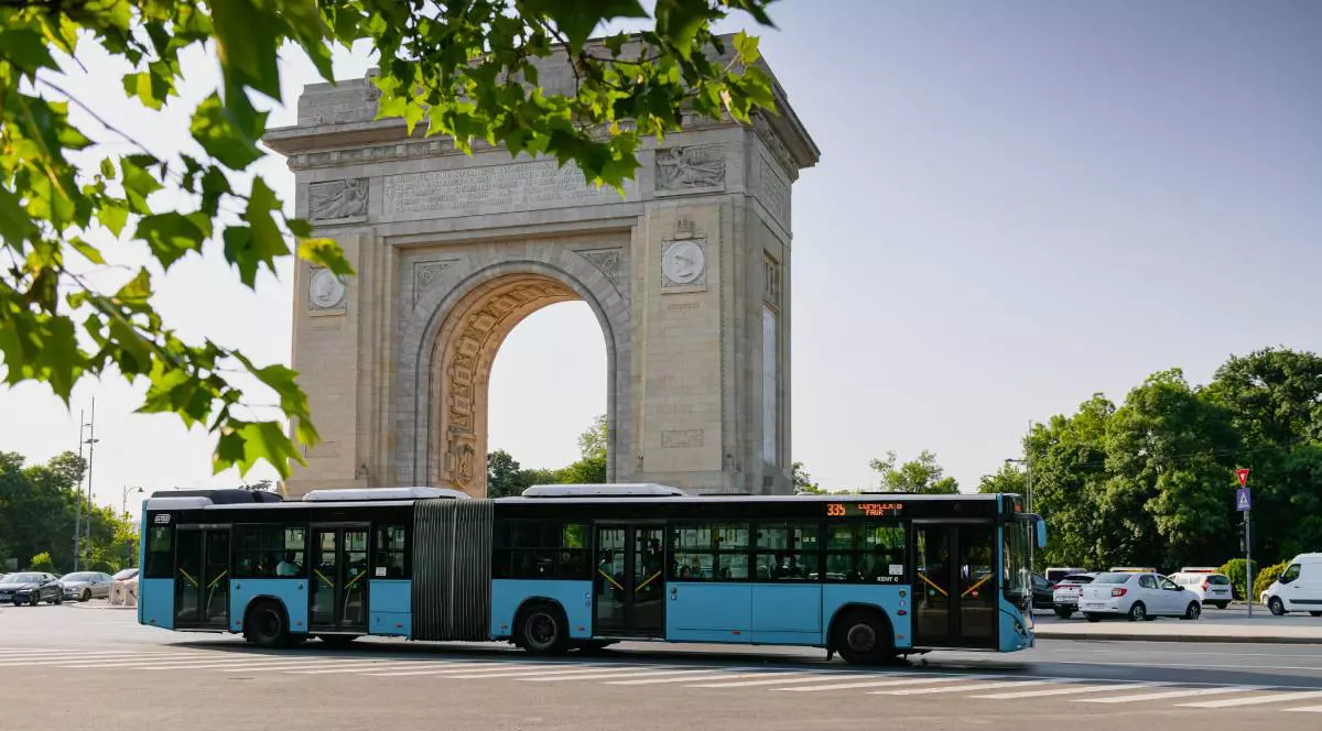 Transport public cu autobuzul în București. Un autobuz Otokar, parte a STB (Societatea de Transport) din București, fotografiat în trafic în nordul orașului, lângă Arcul de Triumf. România