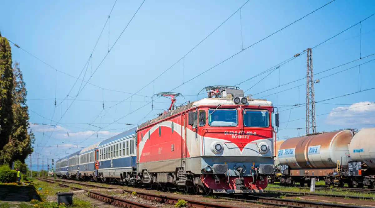 Brașov, România - 28 aprilie 2025: Tren interregional CFR prin Gara Darste
