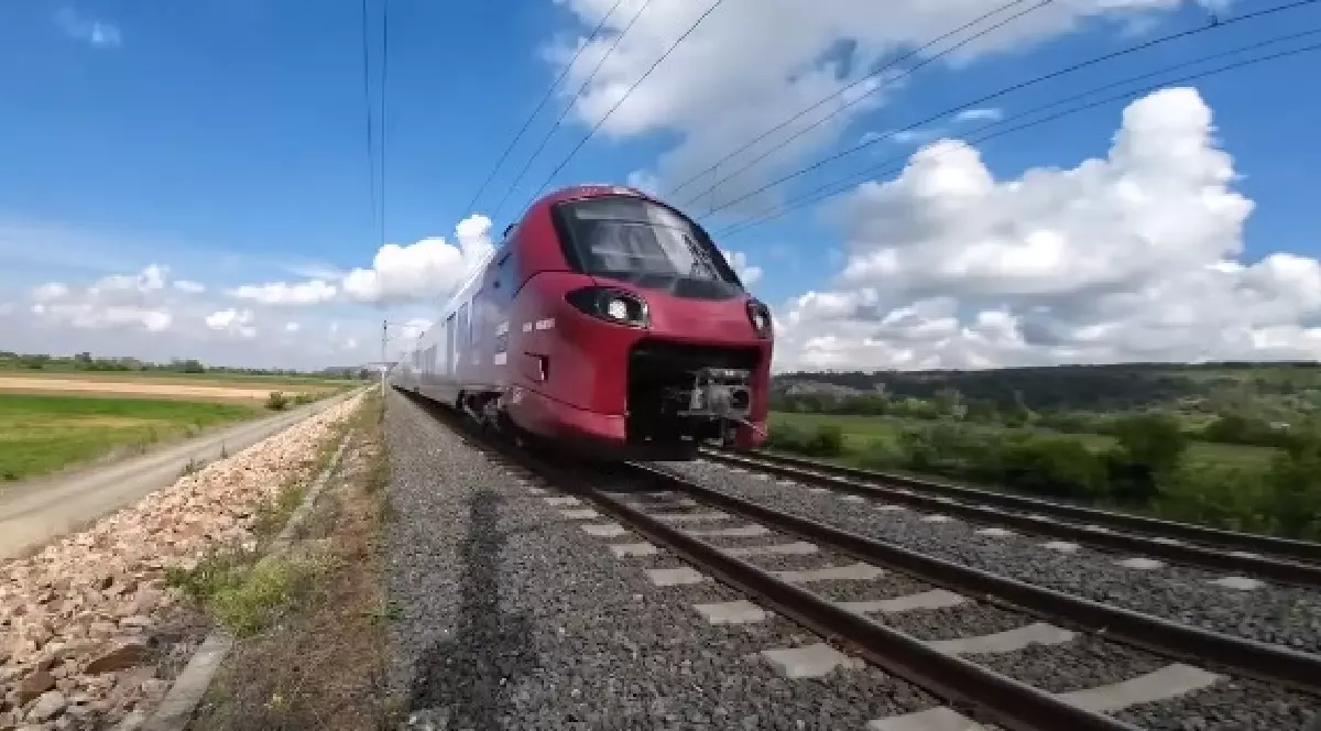 Tren nou Alstom Coradia în mers pe calea ferată