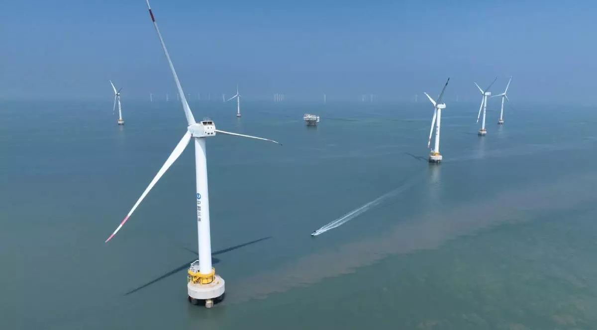 O fotografie aeriană realizată cu o dronă pe 8 august 2024 arată parcul eolian pilot Xinghua Bay, unde sunt instalate câteva turbine eoliene offshore produse independent în Parcul Industrial Internațional de Energie Eoliană Offshore Three Gorges din Fujian, în orașul Fuqing, provincia Fujian din sud-estul Chinei.