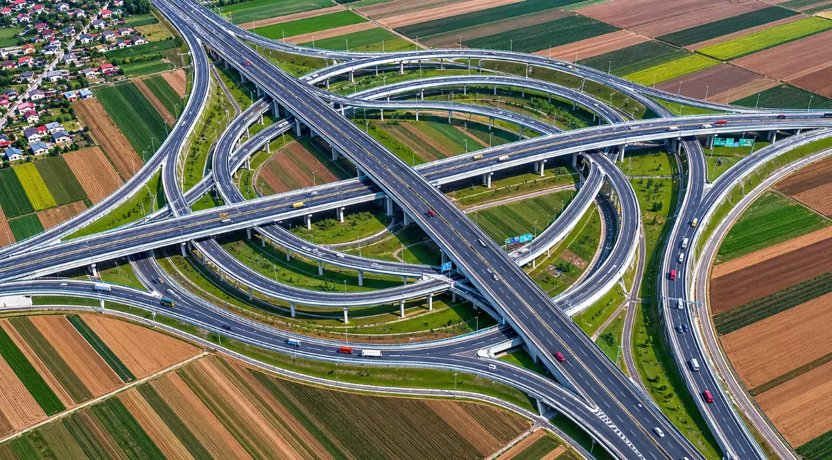 Imaginea prezintă randarea unui proiect uriaș de infrastructură, un nod rutier cu mai multe etaje, bretele și pasaje, pe care circulă mai multe vehicule