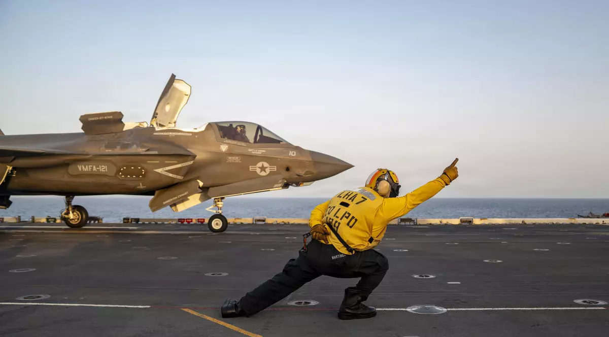 Un avion de luptă F-35B pe puntea de zbor a navei de asalt amfibie USS Tripoli, din clasa America Foto: Profimedia