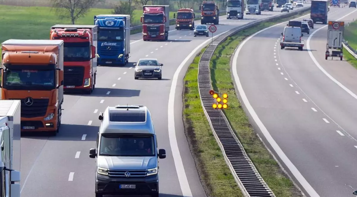 Un șir lung de camioane circulă de-a lungul autostrăzii A24. Imagine cu caracter ilustrativ. Foto Hepta