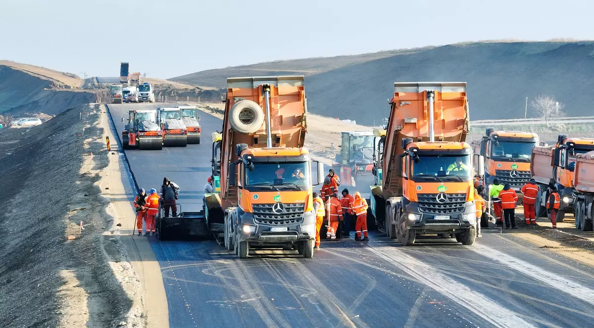UMB Spedition a semnat oficial primul contract pentru autostrada A8 finanțat din SAFE. Aproape un miliard de euro pentru un lot de 27 de kilometri