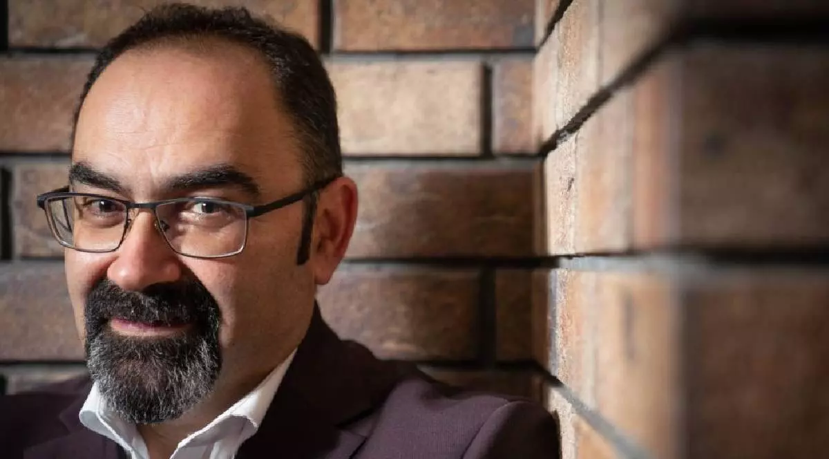 Directorul scolii din Curcani, Viforel Dororbantu, portret