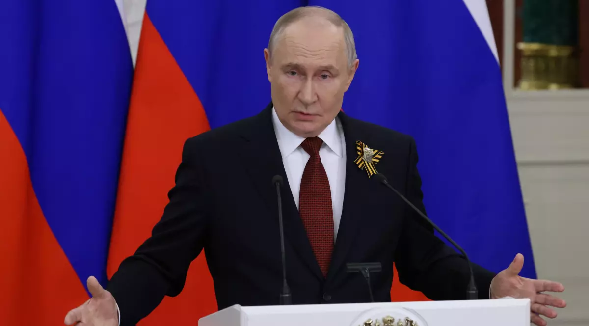 Vladimir Putin ține un discurs în fața unui pupitru alb, în spatele lui sunt mai multe steaguri ale Rusiei.